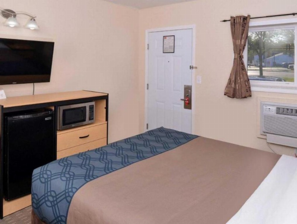 Econo Lodge Rochester Image 10